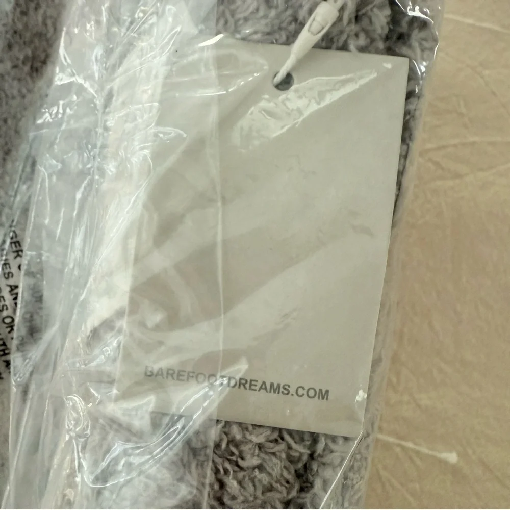 NWT Barefoot Dreams CozyChic Gray Scarf - Picture 6 of 6